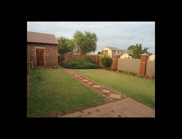 2 BEDROOM APARTMENT FOR SALE IN MOOIKLOOF RIDGE ESTATE
